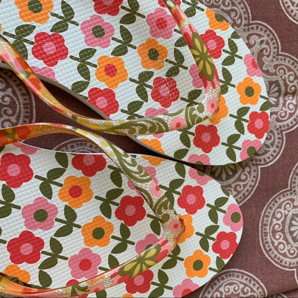 *FREE with $25 purchase* Vera Bradley Flip Flops - Picture 2 of 6